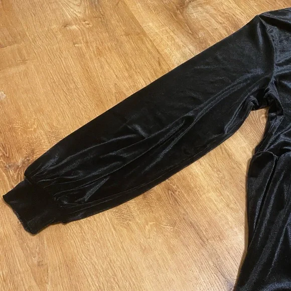 Women’s Black Velvet Dress from H&M - Picture 9 of 10